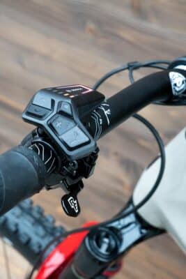 e-bike Haibike AllMtn CF SE i750Wh 12-G X01 AXS Eagle S gloss black grey red chrome - imagine 13